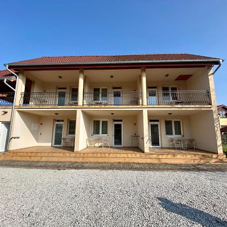 Apartmanovy Dom Flora Veľký Meder Exteriör bild