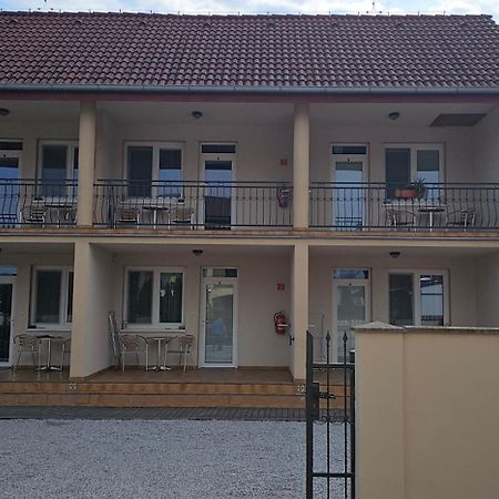 Apartmanovy Dom Flora Veľký Meder Exteriör bild