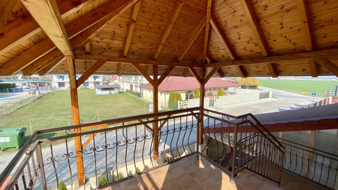 Apartmanovy Dom Flora Veľký Meder Exteriör bild