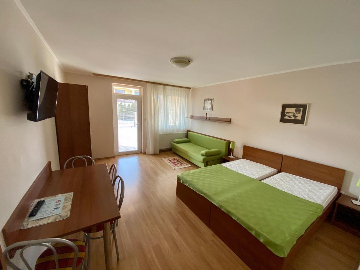 Apartmanovy Dom Flora Veľký Meder Exteriör bild