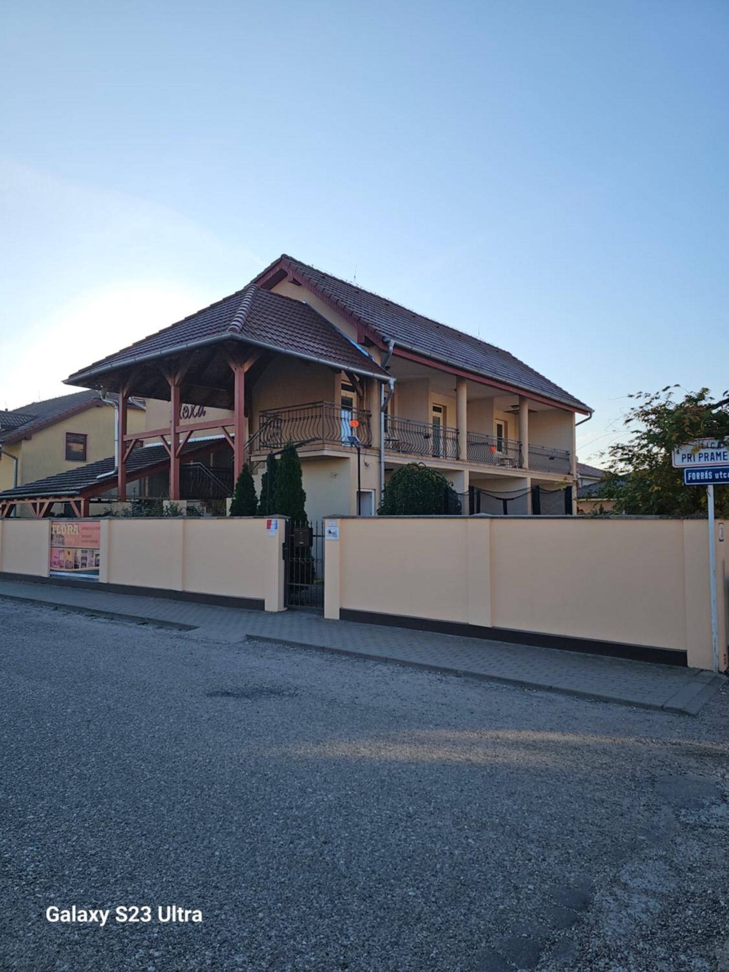Apartmanovy Dom Flora Veľký Meder Exteriör bild